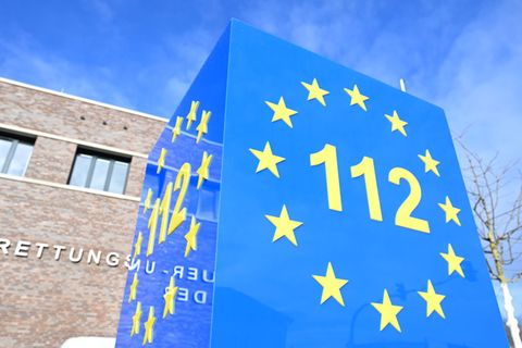 Der für den Winterdienst zuständige Mann wählte den Notruf. (Symbolbild) Foto: Bernd Weißbrod/dpa