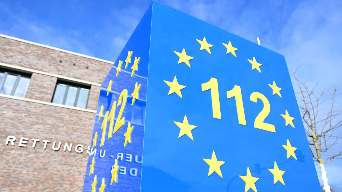 Der für den Winterdienst zuständige Mann wählte den Notruf. (Symbolbild) Foto: Bernd Weißbrod/dpa