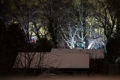 Der Brand an einer Kabelbrücke hat bei Tausenden Haushalten den Strom ausfallen lassen. Foto: Sebastian Christoph Gollnow/dpa