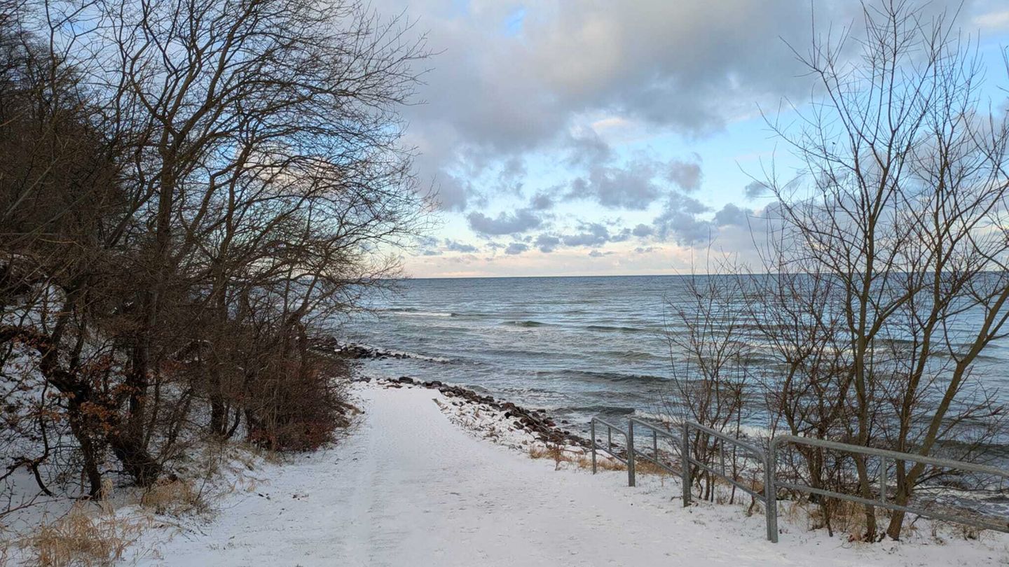 Zahlreiche Unfälle und anhaltender Frost prägten das Wochenende. Foto: Martina Kruber/dpa