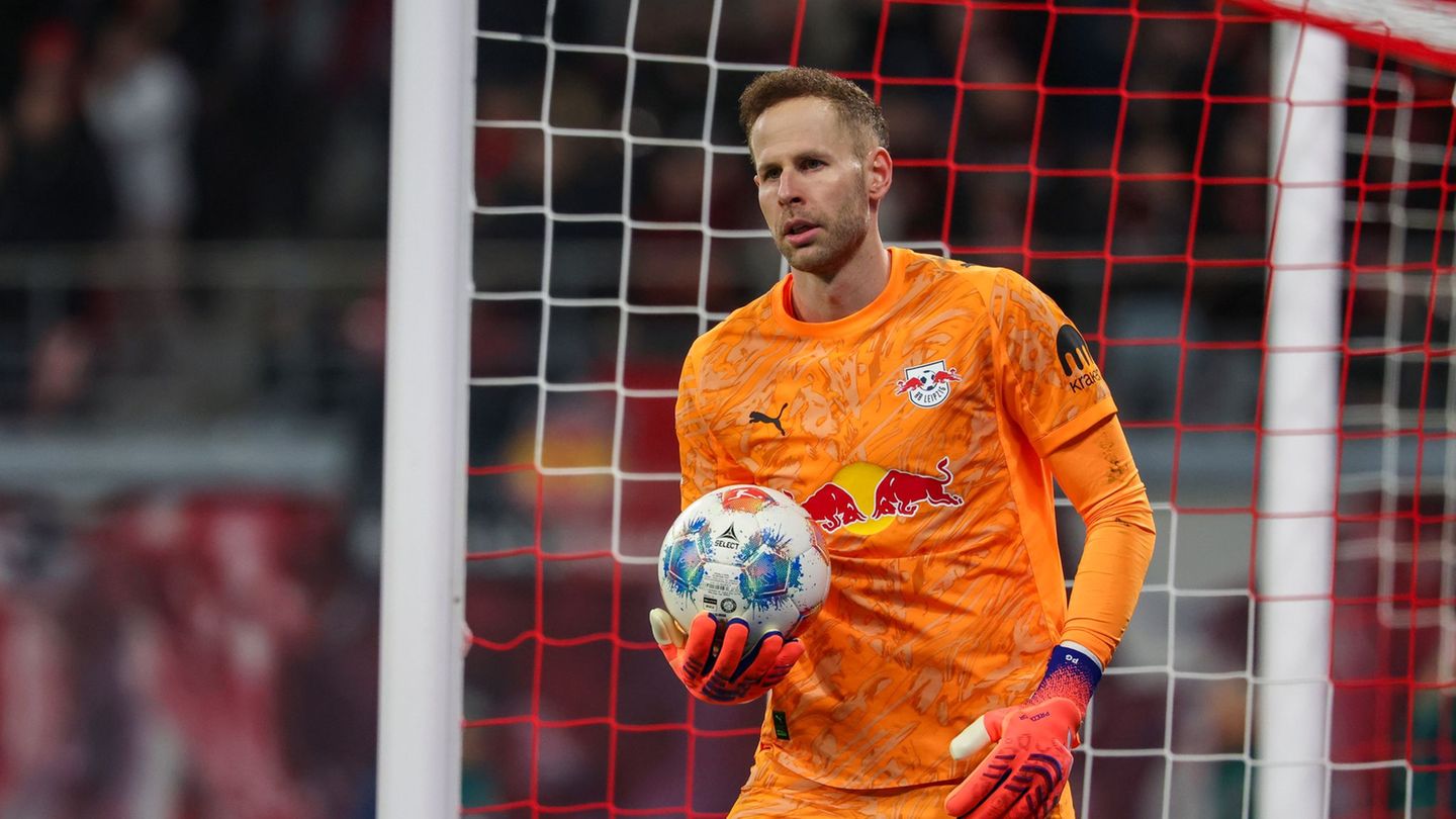 Torhüter Peter Gulacsi verpasst das Mannschaftstraining in Almancil. (Archivbild) Foto: Jan Woitas/dpa