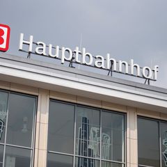 Der Zug kam erst kurz vor dem 34-jährigen Mann zum Stehen. (Symbolbild) Foto: Thomas Banneyer/dpa