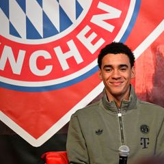Jamal Musiala wird von jungen Fans befragt. Foto: Uwe Lein/dpa