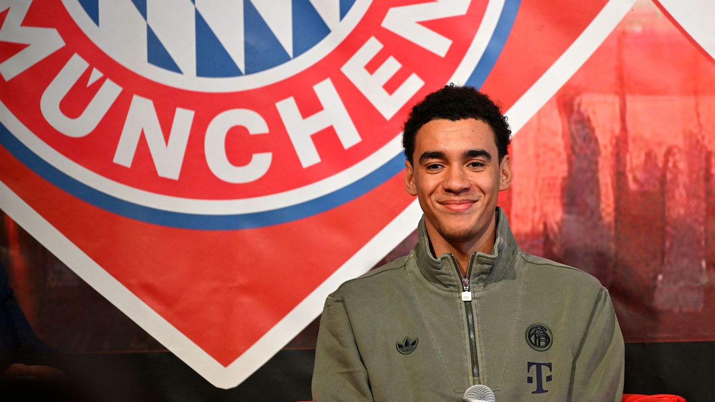 Jamal Musiala wird von jungen Fans befragt. Foto: Uwe Lein/dpa