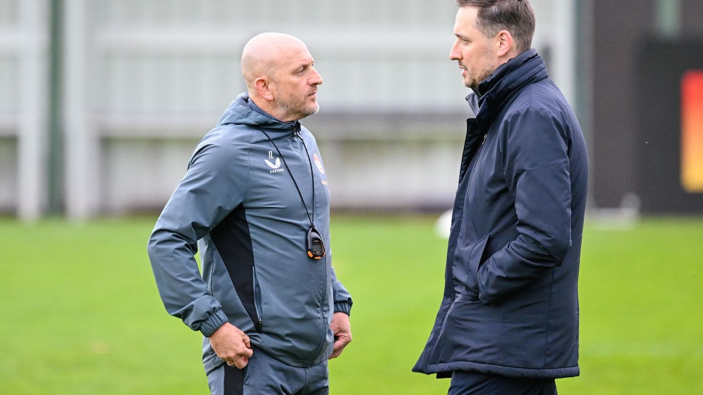 Auf der Suche nach Verstärkungen: Kaiserslauterns Trainer Torsten Lieberknecht (l) und Sportdirektor Marcel Klos. Foto: Uwe Ansp