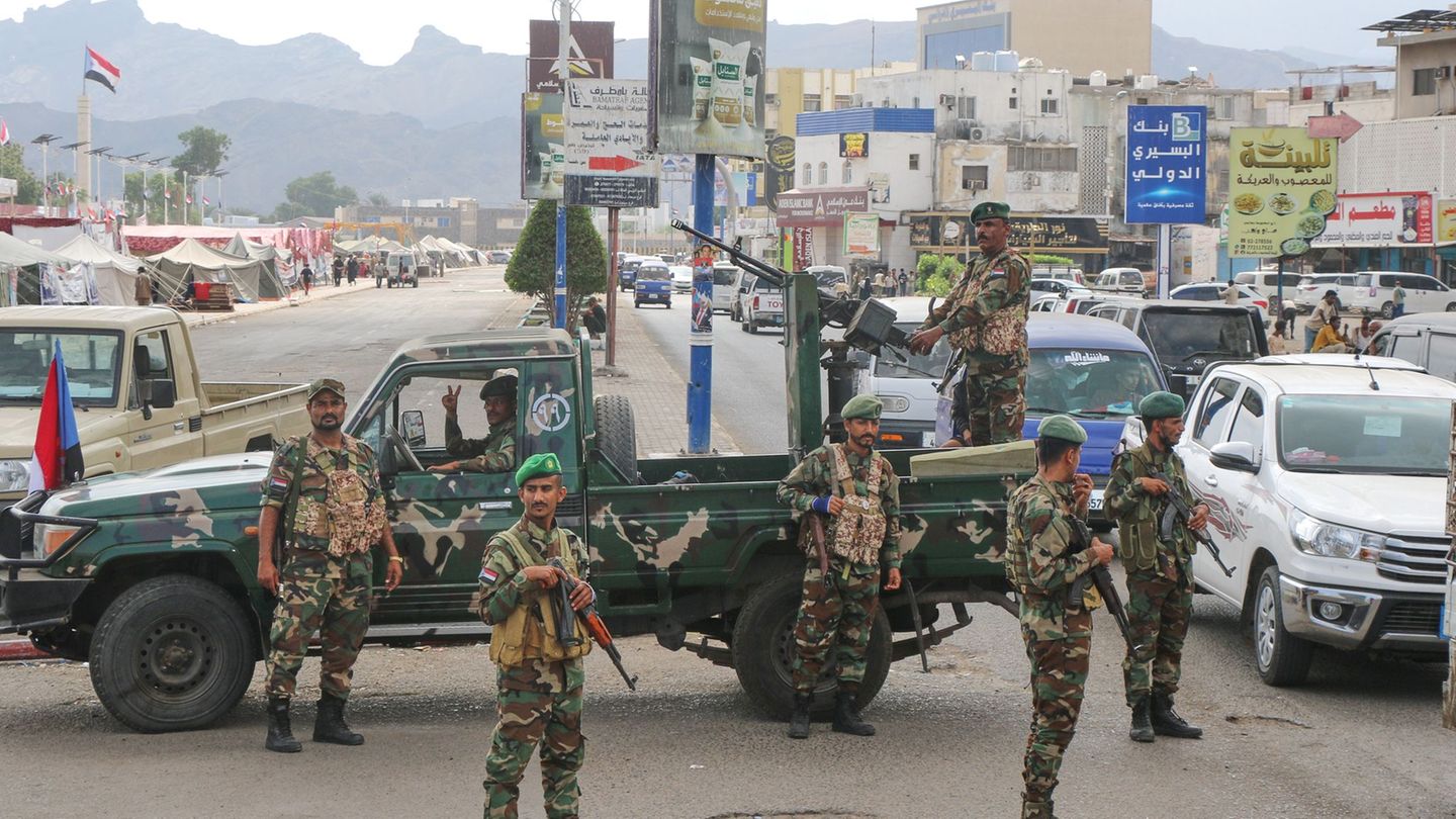 Soldaten des Südlichen Übergangsrats (STC) stehen an einem Kontrollpunkt in Aden. Foto: -/AP/dpa