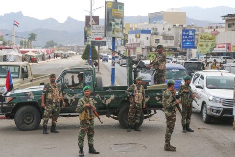 Soldaten des Südlichen Übergangsrats (STC) stehen an einem Kontrollpunkt in Aden. Foto: -/AP/dpa