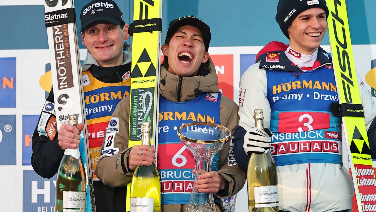 Domen Prevc (l) stand diesmal nicht als Sieger auf dem Podium. Foto: Daniel Karmann/dpa