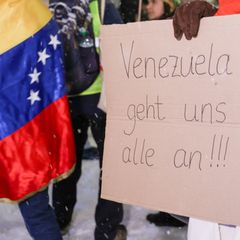 Teilnehmer demonstrieren am Samstag in Hamburg nach den US-Angriffen auf Venezuela. In Düsseldorf haben am Sonntag mehr als 200