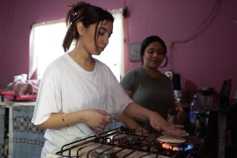 Eine Frau am Gasherd.