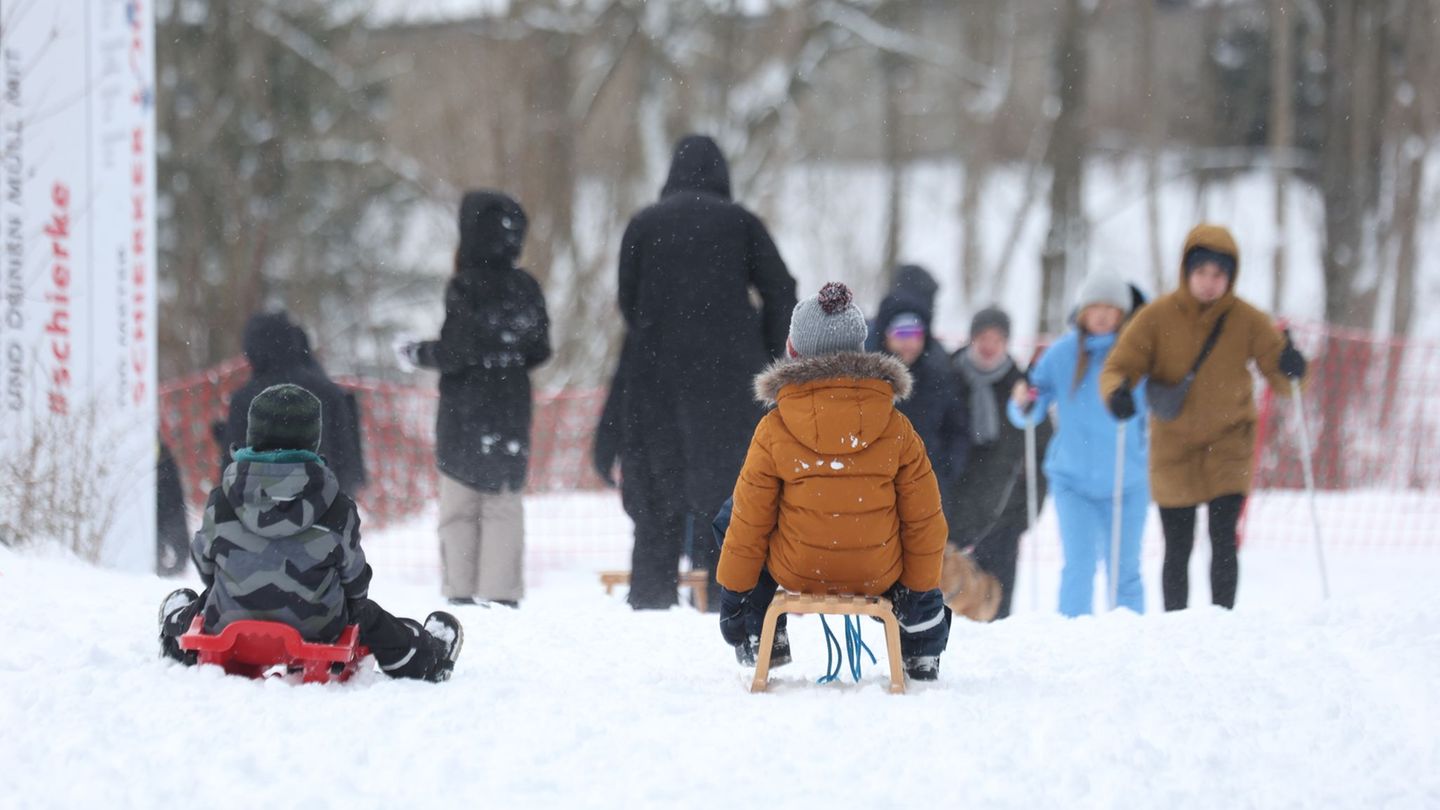 Rodeln war am Wochenende in Schierke gut möglich - die Loipen war noch nicht gespurt. (Archivbild) Foto: Matthias Bein/dpa