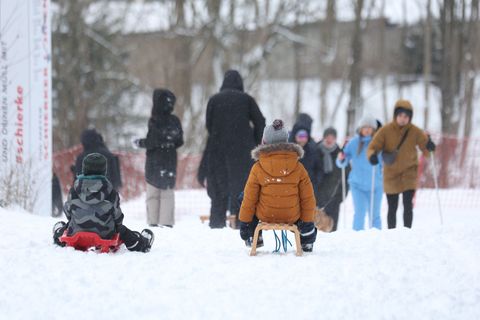 Rodeln war am Wochenende in Schierke gut möglich - die Loipen war noch nicht gespurt. (Archivbild) Foto: Matthias Bein/dpa