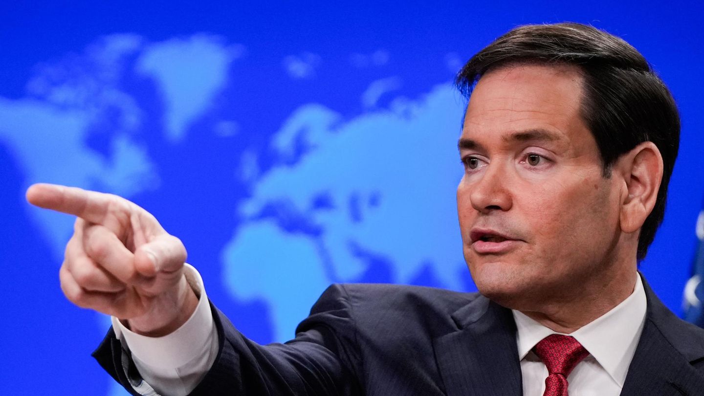 ZDA po aretaciji Madura zanikajo vojno stanje in zanimanje za venezuelsko nafto, medtem ko se pojavljajo pravna vprašanja.