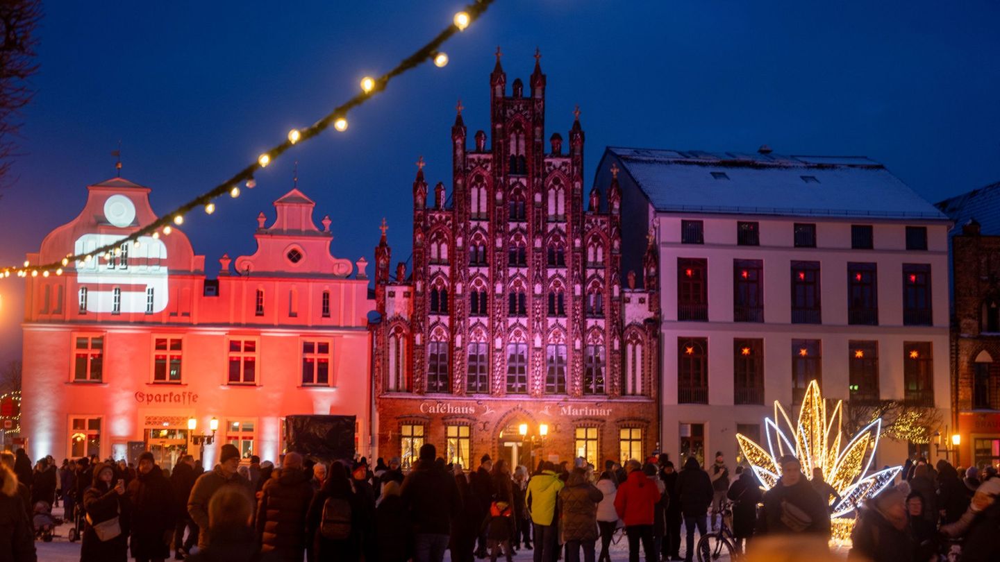 Die Veranstaltung trug den Titel "Greifswalder Neujahrsleuchten" Foto: Stefan Sauer/dpa