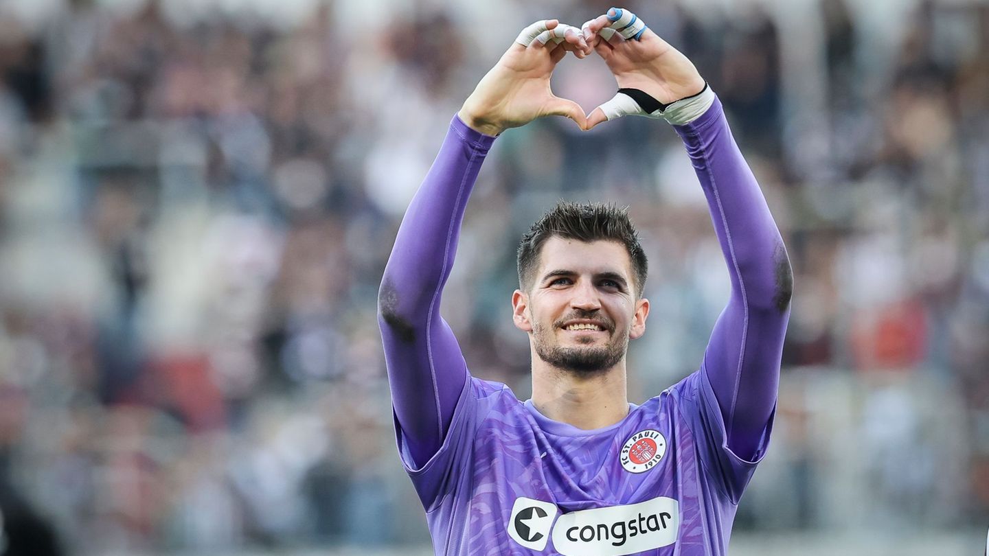 Darf einen neuen Trainingspartner begrüßen: St. Paulis Torwart Nikola Vasilj Foto: Christian Charisius/dpa