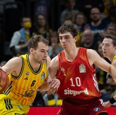 Justinian Jessup (M) war gegen Braunschweig bester Bayern-Werfer. (Archivbild) Foto: Soeren Stache/dpa