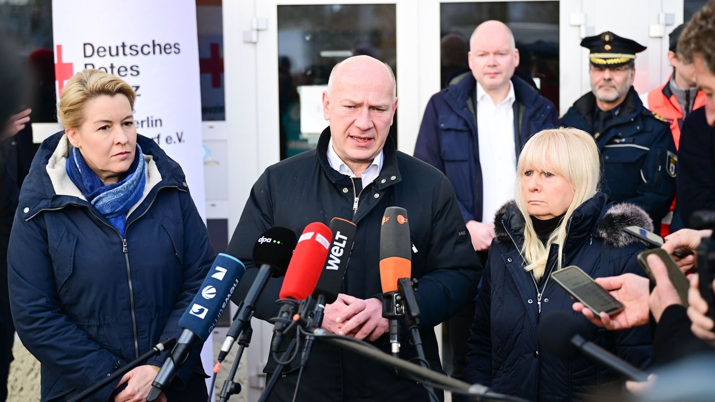 Berlins Regierender Bürgermeister Kai Wegner (CDU) besuchte Menschen in einer nach dem Stromausfall eingerichteten Notunterkunft