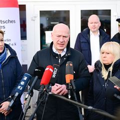 Berlins Regierender Bürgermeister Kai Wegner (CDU) besuchte Menschen in einer nach dem Stromausfall eingerichteten Notunterkunft