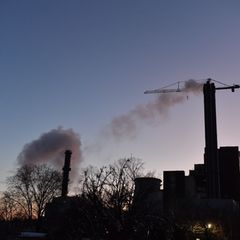 Beschädigt wurde eine Kabelbrücke, die zum Kraftwerk Lichterfelde führt. Foto: Paul Zinken/dpa