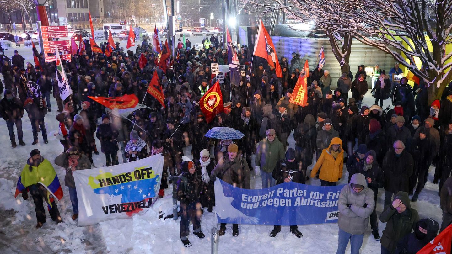 Die Demonstranten zogen vom Millerntor bis zum US-Konsulat in der Hafencity. Foto: Bodo Marks/dpa