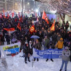 Die Demonstranten zogen vom Millerntor bis zum US-Konsulat in der Hafencity. Foto: Bodo Marks/dpa
