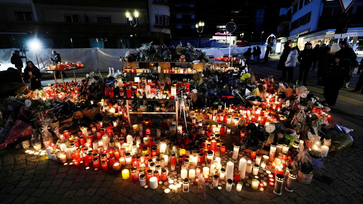 Kerzen und Grablichter brennen in Crans-Montana zum Gedenken an die Opfer des Feuers in einer Bar