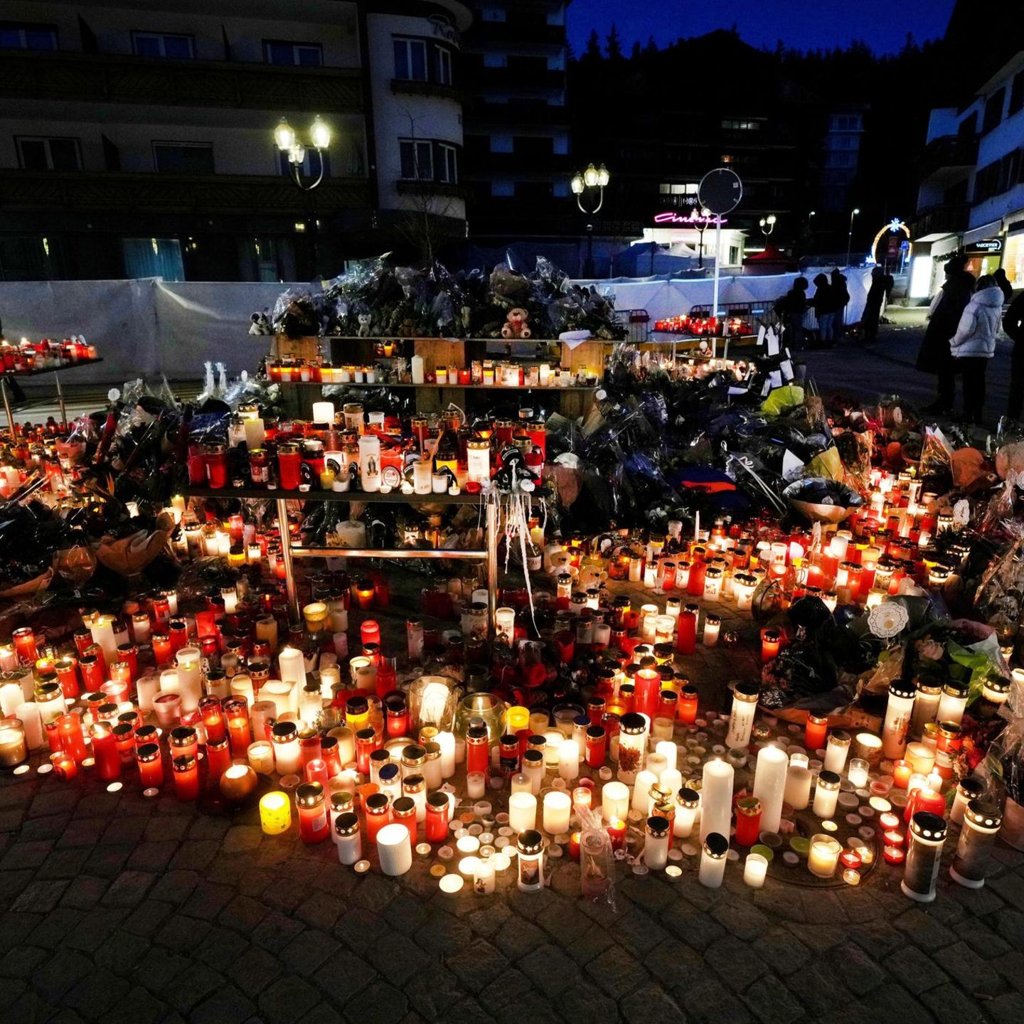 Kerzen und Grablichter brennen in Crans-Montana zum Gedenken an die Opfer des Feuers in einer Bar
