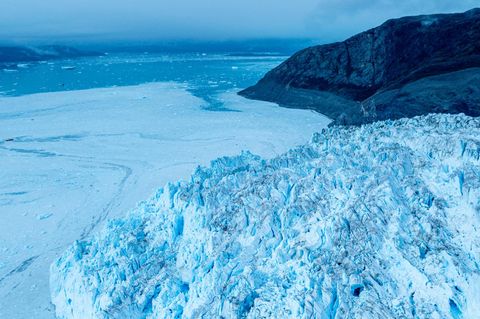 Grönland: Luftbild der Eisberge und des Meeres am Eqi-Gletscher