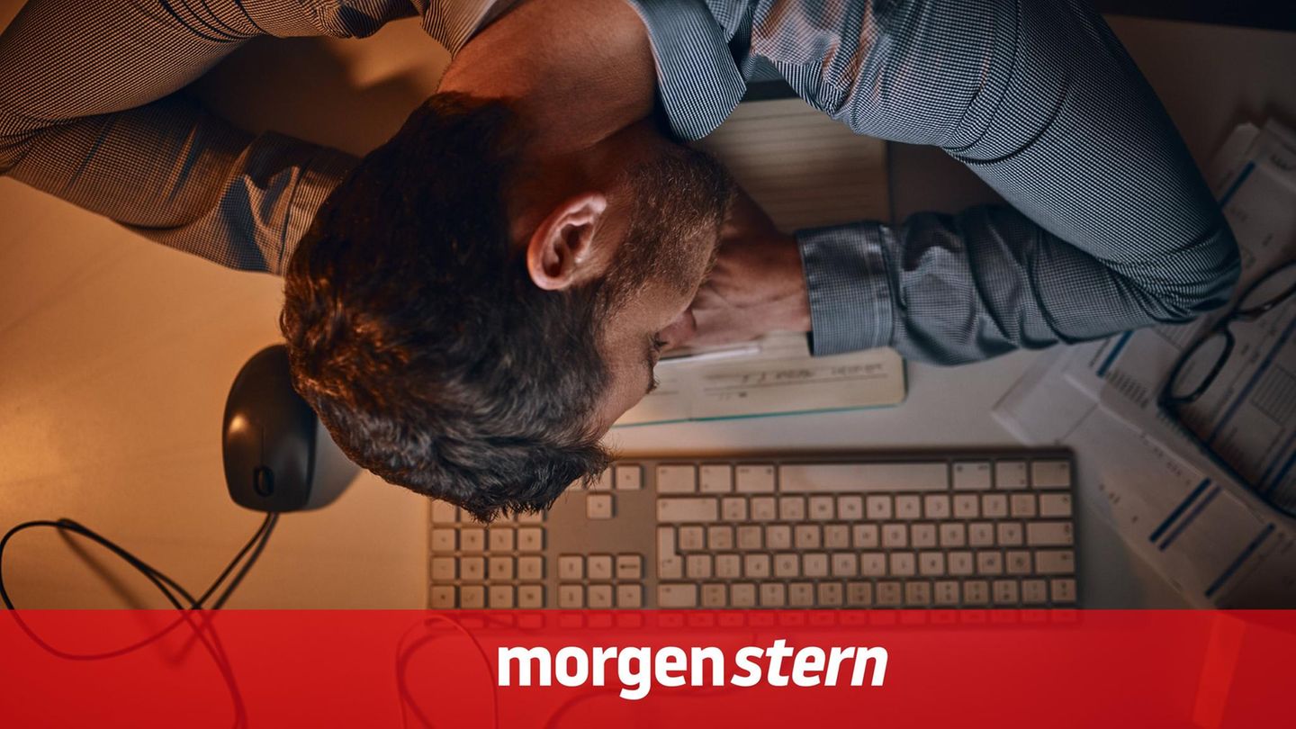 Ein Mann macht vor dem Computer ein Schläfchen