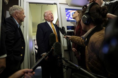 US-Präsident Donald Trump spricht an Bord der Air Force One mit Journalisten über die Lage in Venezuela