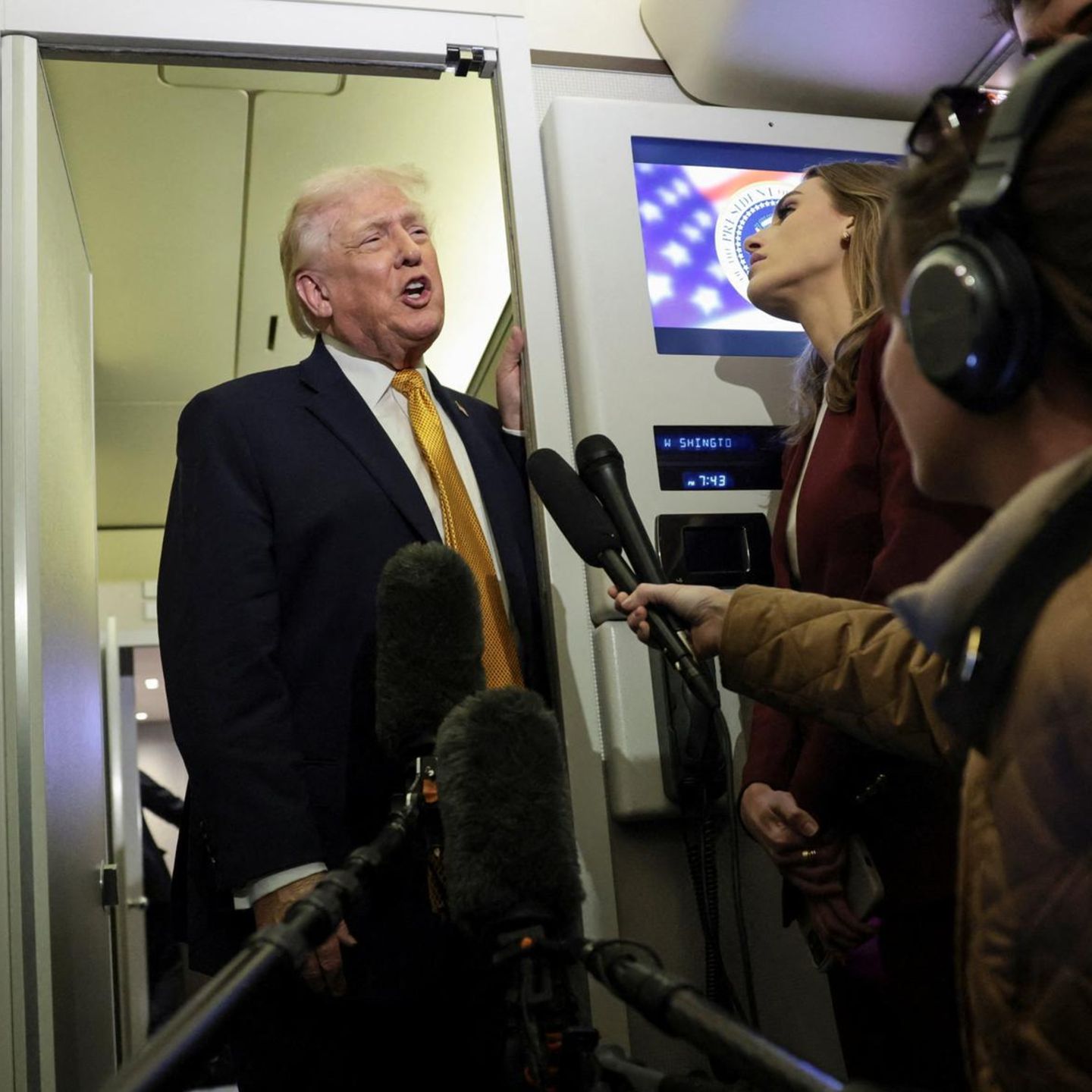 US-Präsident Donald Trump spricht an Bord der Air Force One mit Journalisten über die Lage in Venezuela