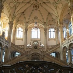 Weil sie an einem bewaffneten Überfall auf einen Geldtransporter beteiligt gewesen sein sollen, müssen sich vier junge Männer un