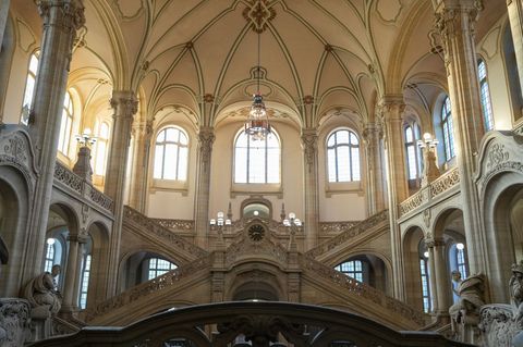 Weil sie an einem bewaffneten Überfall auf einen Geldtransporter beteiligt gewesen sein sollen, müssen sich vier junge Männer un