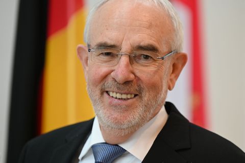 Der Datenschutzexperte fordert, dass wichtige Dienste auch künftig analog erreichbar bleiben müssen. (Archivbild) Foto: Arne Ded