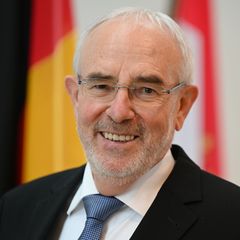 Der Datenschutzexperte fordert, dass wichtige Dienste auch künftig analog erreichbar bleiben müssen. (Archivbild) Foto: Arne Ded