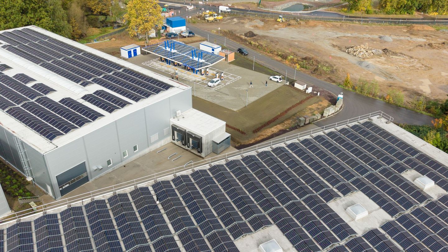 Ein Solarpark in Sachsen, der dem Laden von Elektroautos dient. (Archivbild) Foto: Sebastian Kahnert/dpa