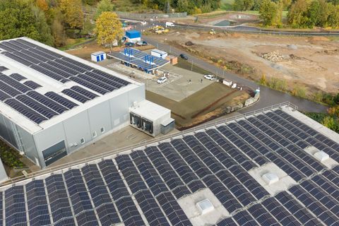 Ein Solarpark in Sachsen, der dem Laden von Elektroautos dient. (Archivbild) Foto: Sebastian Kahnert/dpa