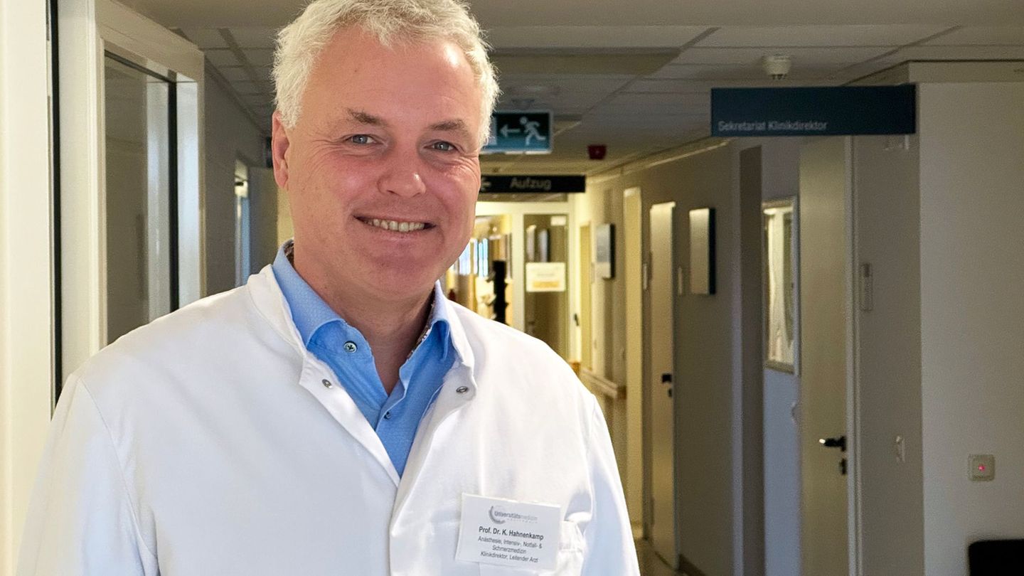 Klinikdirektor Klaus Hahnenkamp sagt, der Arztberuf sei "der tollste Beruf auf der ganzen Welt". Foto: Christopher Hirsch/dpa