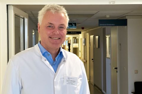 Klinikdirektor Klaus Hahnenkamp sagt, der Arztberuf sei "der tollste Beruf auf der ganzen Welt". Foto: Christopher Hirsch/dpa