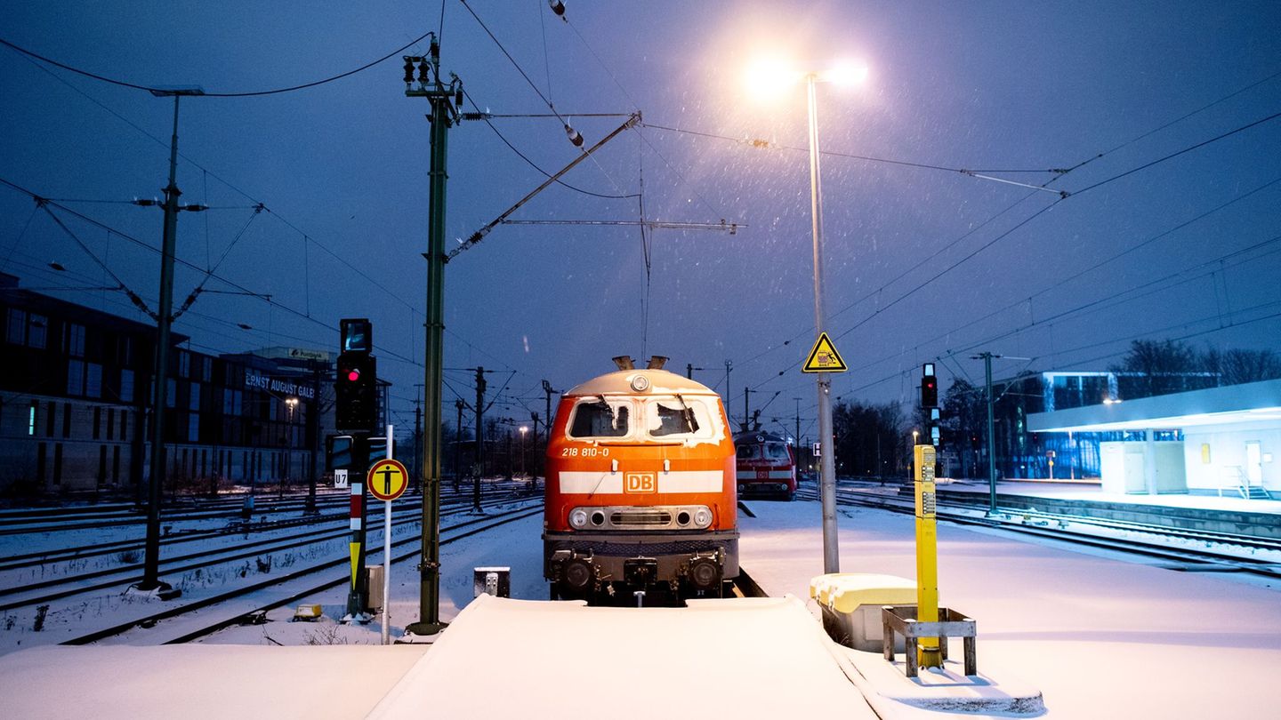 Witterungsbedingt ist der Zugverkehr in weiten Teilen Niedersachsens weiter beeinträchtigt. (Archivbild) Foto: Hauke-Christian D