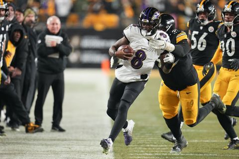 Lamar Jackson (8) und die Baltimore Ravens verpassten hauchdünn die Playoffs. Foto: Gene J. Puskar/AP/dpa