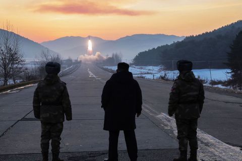 Nordkoreas Staatschef Kim Jong-un (m.) nimmt persönlich an dem Raketentest seines Landes teil