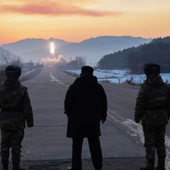 Nordkoreas Staatschef Kim Jong-un (m.) nimmt persönlich an dem Raketentest seines Landes teil