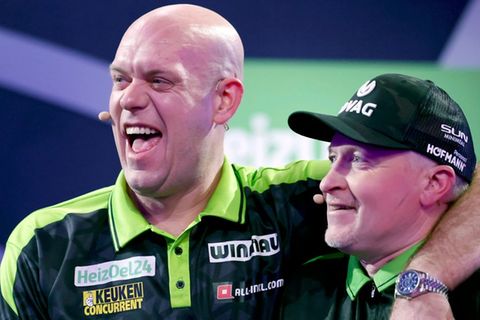 Profi Michael van Gerwen (l.) siegte bereits zum vierten Mal bei der "Promi-Darts-WM" - diesmal mit Joey Kelly.
