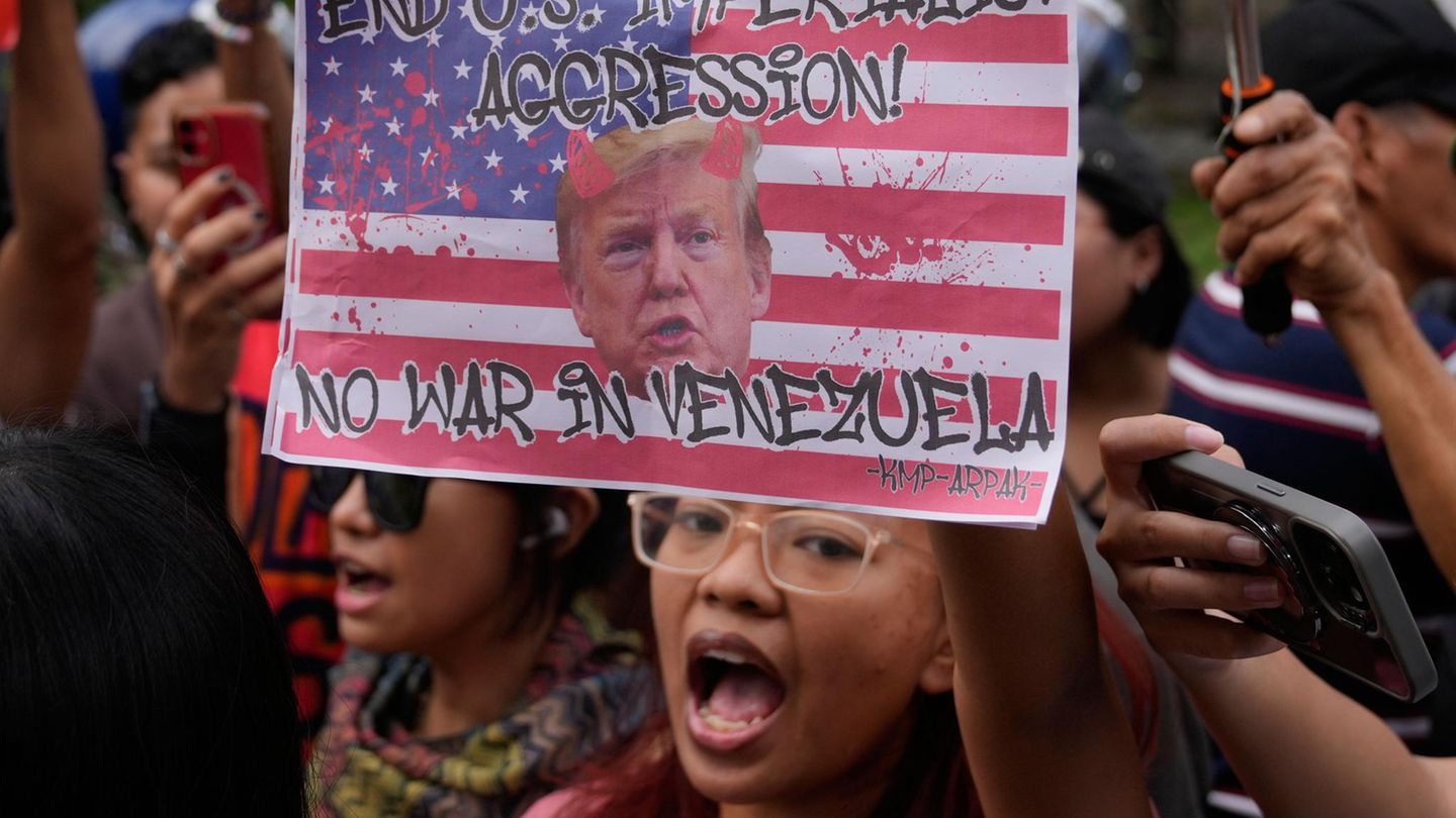 Demonstranten prangern die Festnahme von Venezuelas Präsident Nicolás Maduro durch die USA an