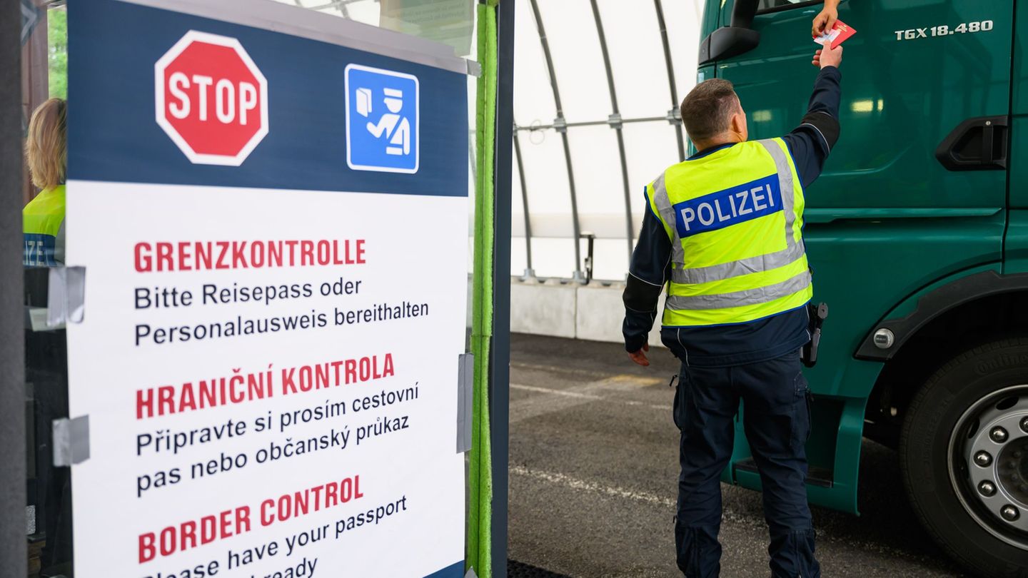 Die Bundespolizei hat an der Grenze Sachsens zu Tschechien zwölf Haftbefehle vollstreckt. (Symbolbild) Foto: Robert Michael/dpa