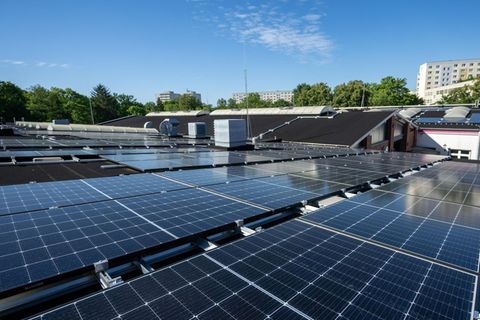 Immer mehr Strom in Deutschland wird mit Solarmodulen erzeugt. Aber der Ausbau der Anlagen geht nicht schnell genug