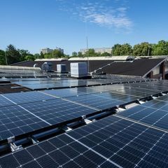 Immer mehr Strom in Deutschland wird mit Solarmodulen erzeugt. Aber der Ausbau der Anlagen geht nicht schnell genug