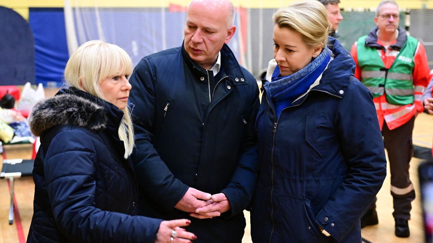 Berlins Regierender Bürgermeister Kai Wegner (mit Iris Spranger und Franziska Giffey, l.) sieht sich mit Kritik nach einem Brand