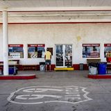 Am 11. November. Die berühmte Straße, die unscheinbar im Zentrum von Chicago beginnt und über 4000 Kilometer nach Kalifornien führt, lässt sich natürlich das ganze Jahr befahren. Zum Jubiläum gibt es auf dieser Seite einen Streckenplaner